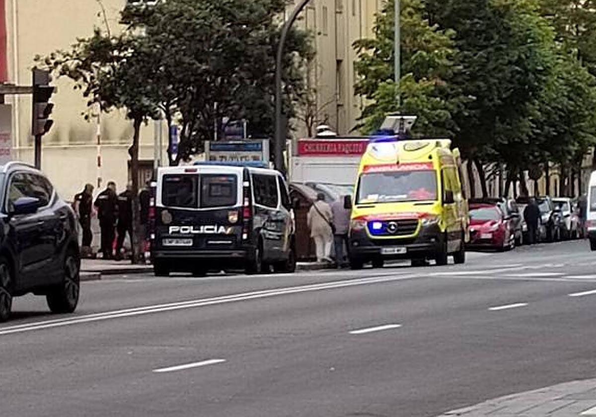 Un furgón de la Policía Nacional y una ambulancia de soporte vital básico, en el Paseo de la Estación en la mañana de este jueves.