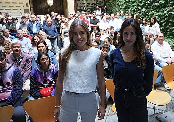 Olga Casado y Raquel Martín, en el patio de la Cámara de Comercio.