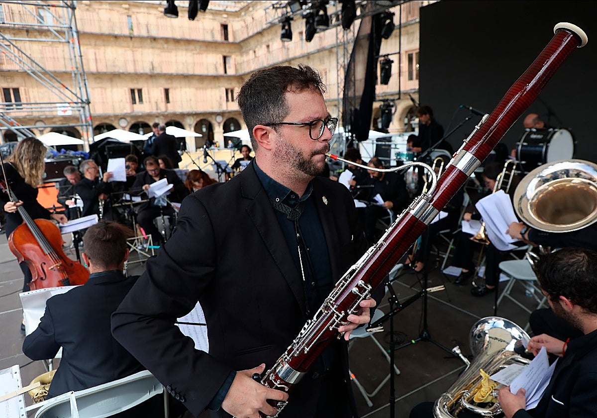 Mario Vercher ensayando antes de dar un concierto en la Plaza Mayor.