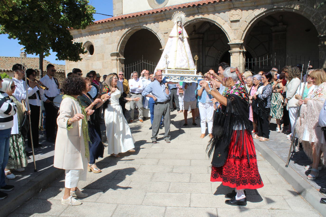 Gallegos de Solmirón entona el &quot;Adiós&quot; a la Virgen de Gracia Carrero
