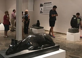 Turistas en el museo Mateo Hernández de Béjar.