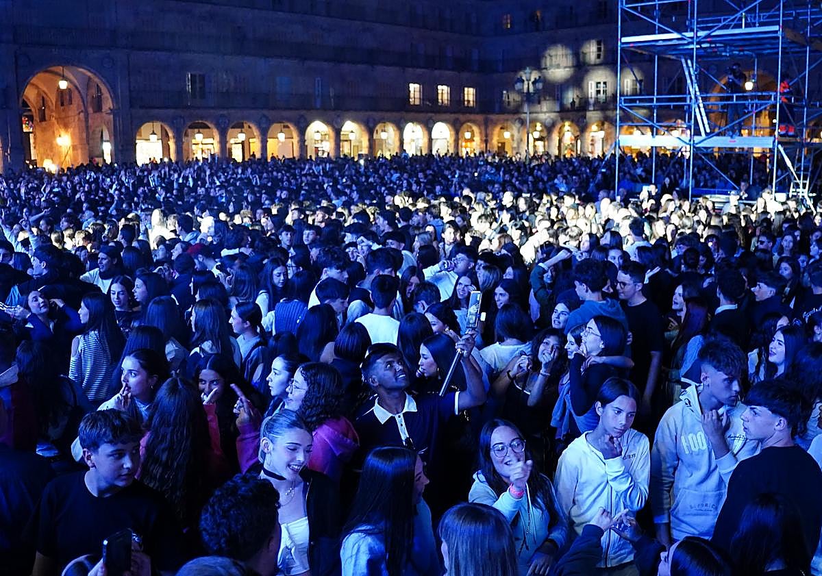 Imagen principal - El &#039;play&#039; de LOS40 hizo de la Plaza una radio en vivo