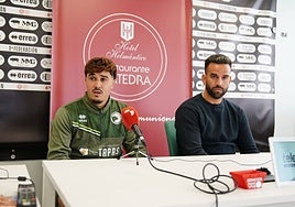 Abde Damar, en su presentación, junto al director deportivo de Unionistas, Antonio Paz.