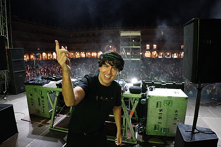El DJ con su espectáculo en la Plaza Mayor.