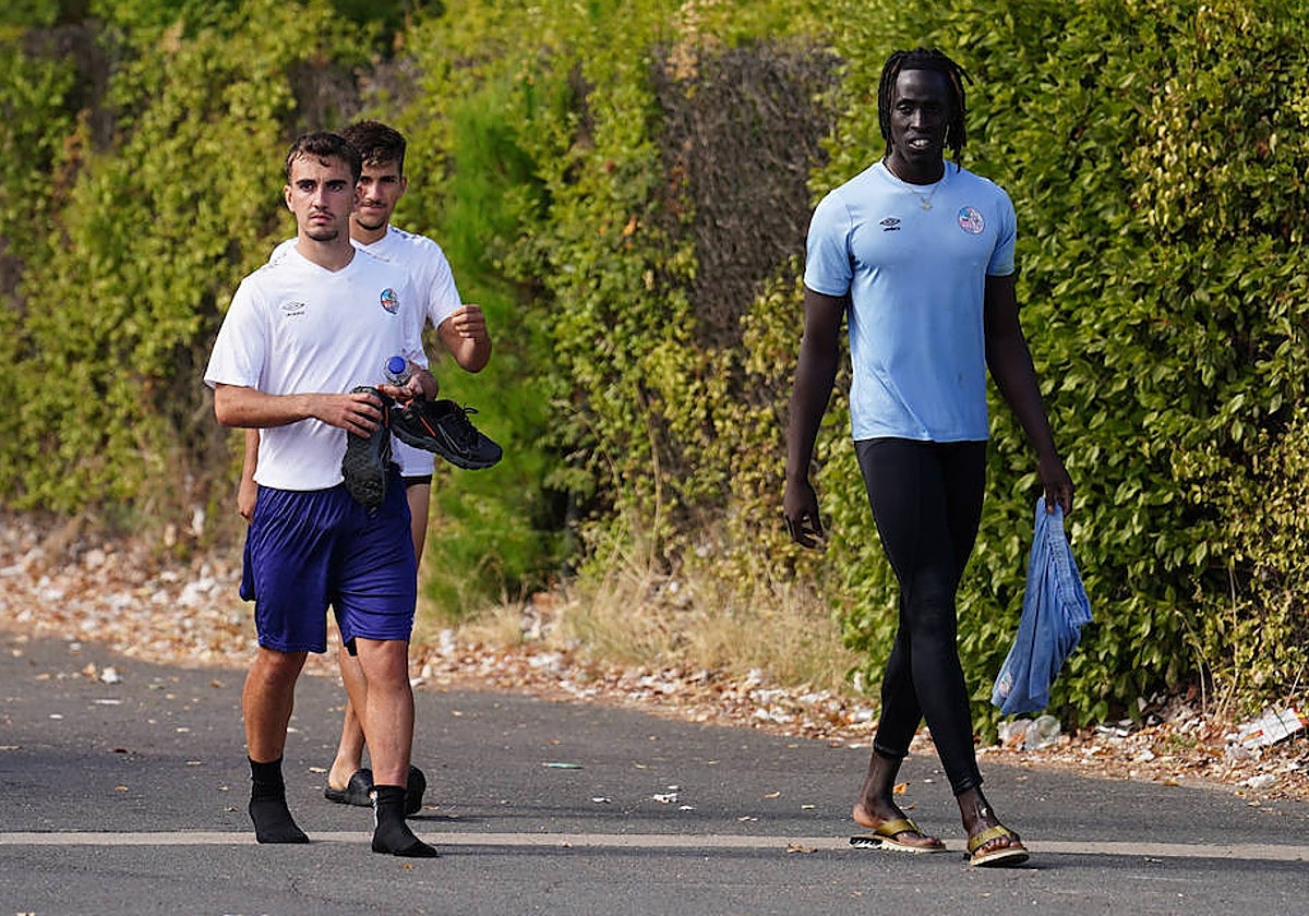 Parra, Tomi y Leo Mendes a su llegada a la sesión de entrenamiento del pasado lunes.