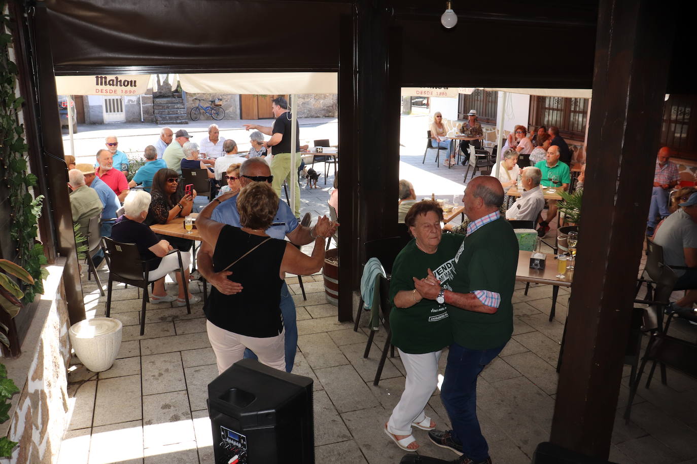 Ambiente en la zona del río en el día de la feria.