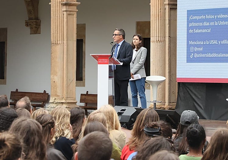 Bienvenida del rector.