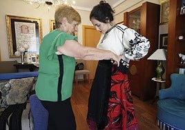 Feli viste a una charra para la procesión de la Virgen de la Vega.