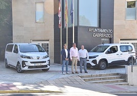 El alcalde, Claudio del Río (en el centro), junto a representantes de la marca fabricante de las furgonetas en el acto de presentación.