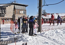 Imagen de público en el telearrastre de la zona de Debutantes en La Covatilla.