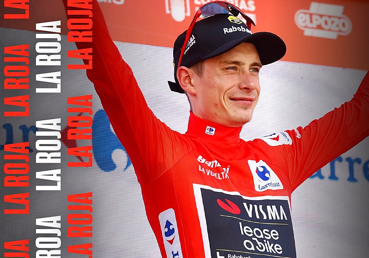 Imagen de Jonas Vingegaard en el podio de Valladolid con el maillot rojo.