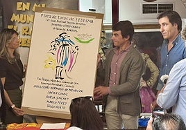 Patricia Gálvez, López Chaves y el artista David García, con la obra que ilustrará el cartel del festival.