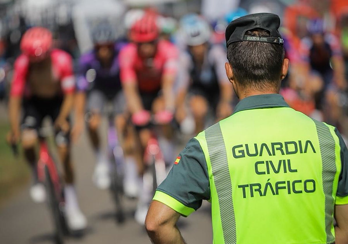 Un agente de la Guardia Civil, controlando el paso el pelotón en la presente edición.