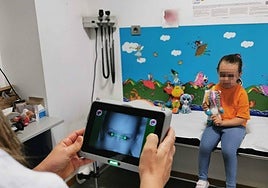 Una niña se somete al cribado con los nuevos dispositivos de la Gerencia de Atención Primaria.
