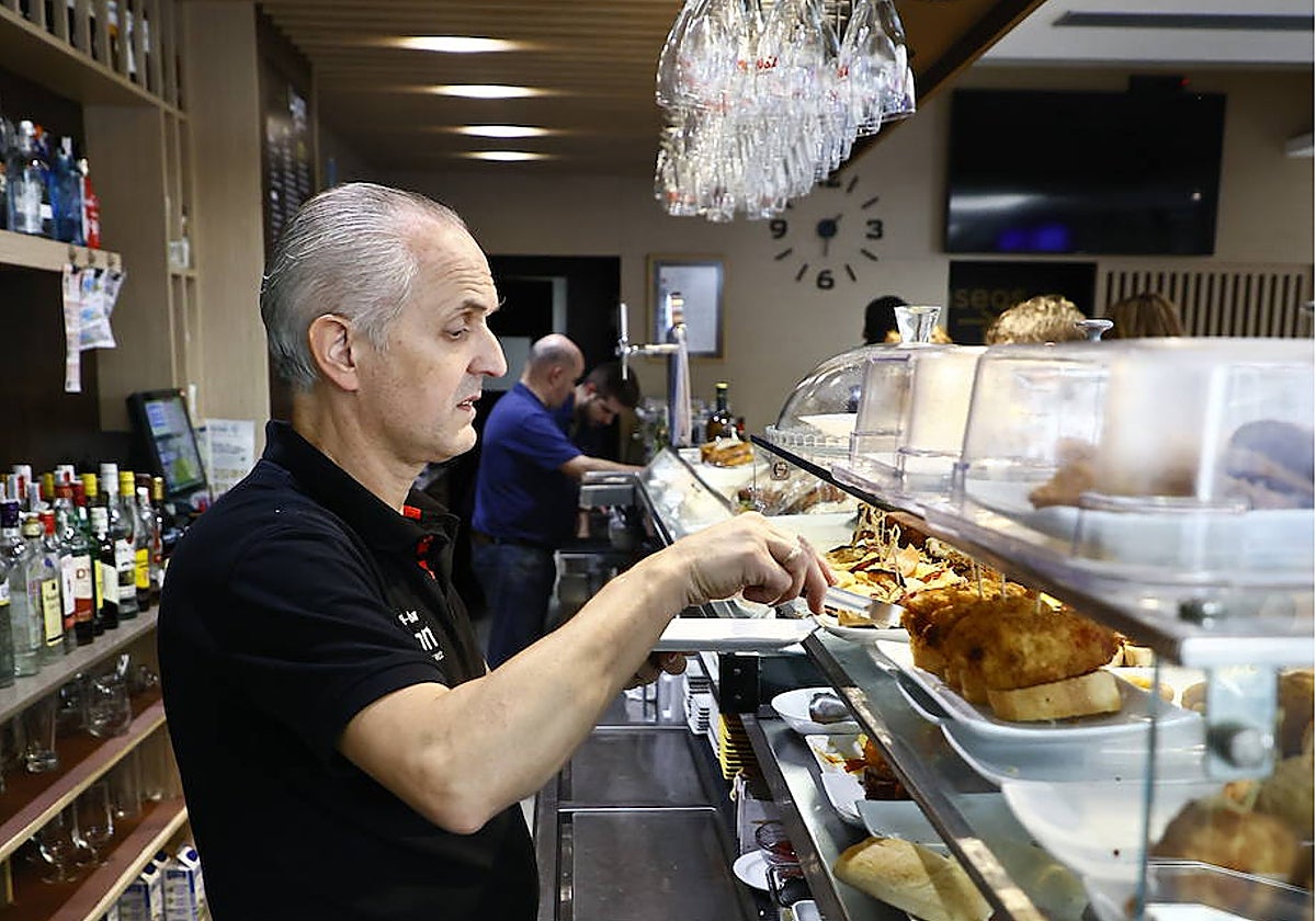 Un trabajador del sector de hostelería.