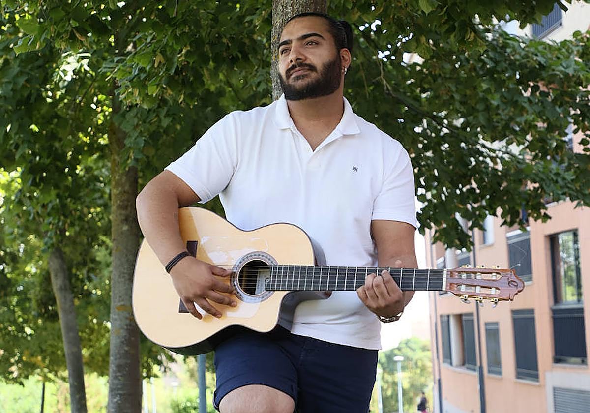 Diego Jiménez junto a su inseparable guitarra.