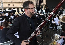 Mario Vercher ensayando antes de dar un concierto en la Plaza Mayor.