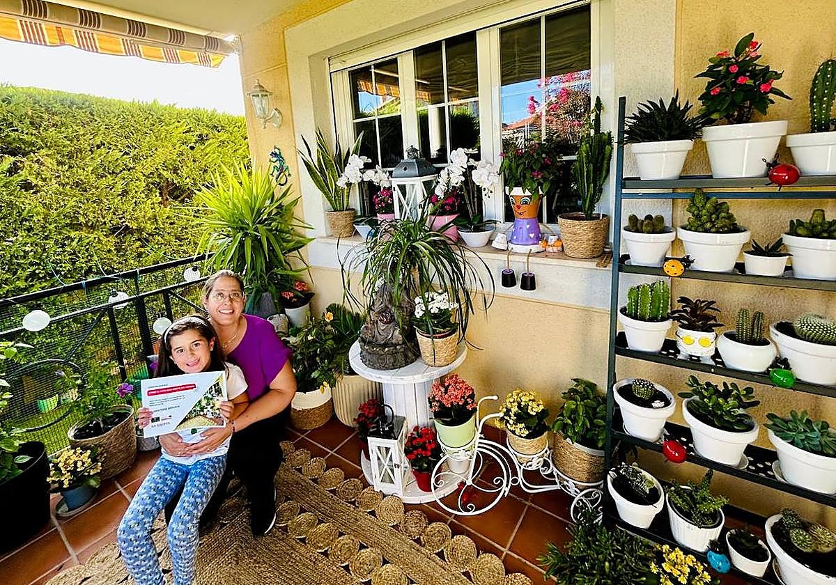 Rocío Jiménez y su hija junto a sus plantas.