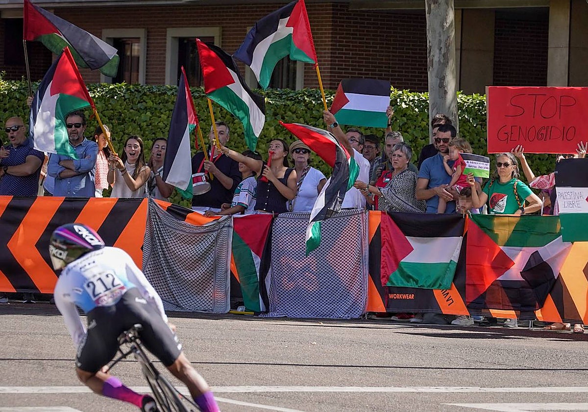 Detenidos dos manifestantes por saltar al recorrido de la Vuelta en Valladolid