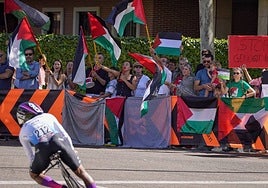 Detenidos dos manifestantes por saltar al recorrido de la Vuelta en Valladolid