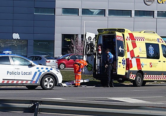 Imagen de archivo de la Policía Local de Santa Marta y una ambulancia en la localidad.