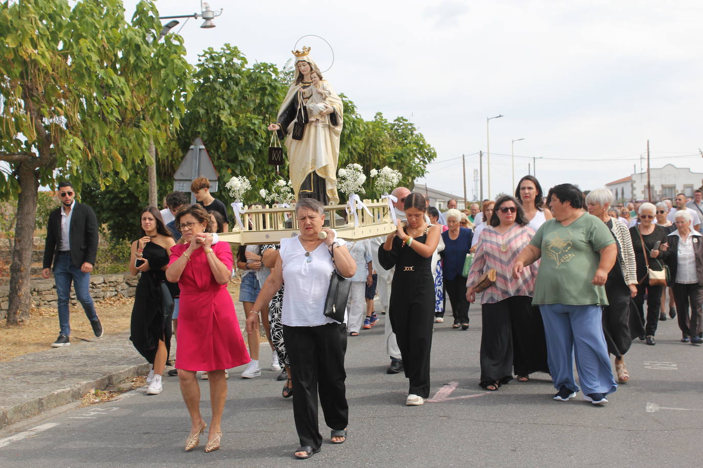 Trabanca se entrega a la Virgen del Carmen en el primer día de fiestas