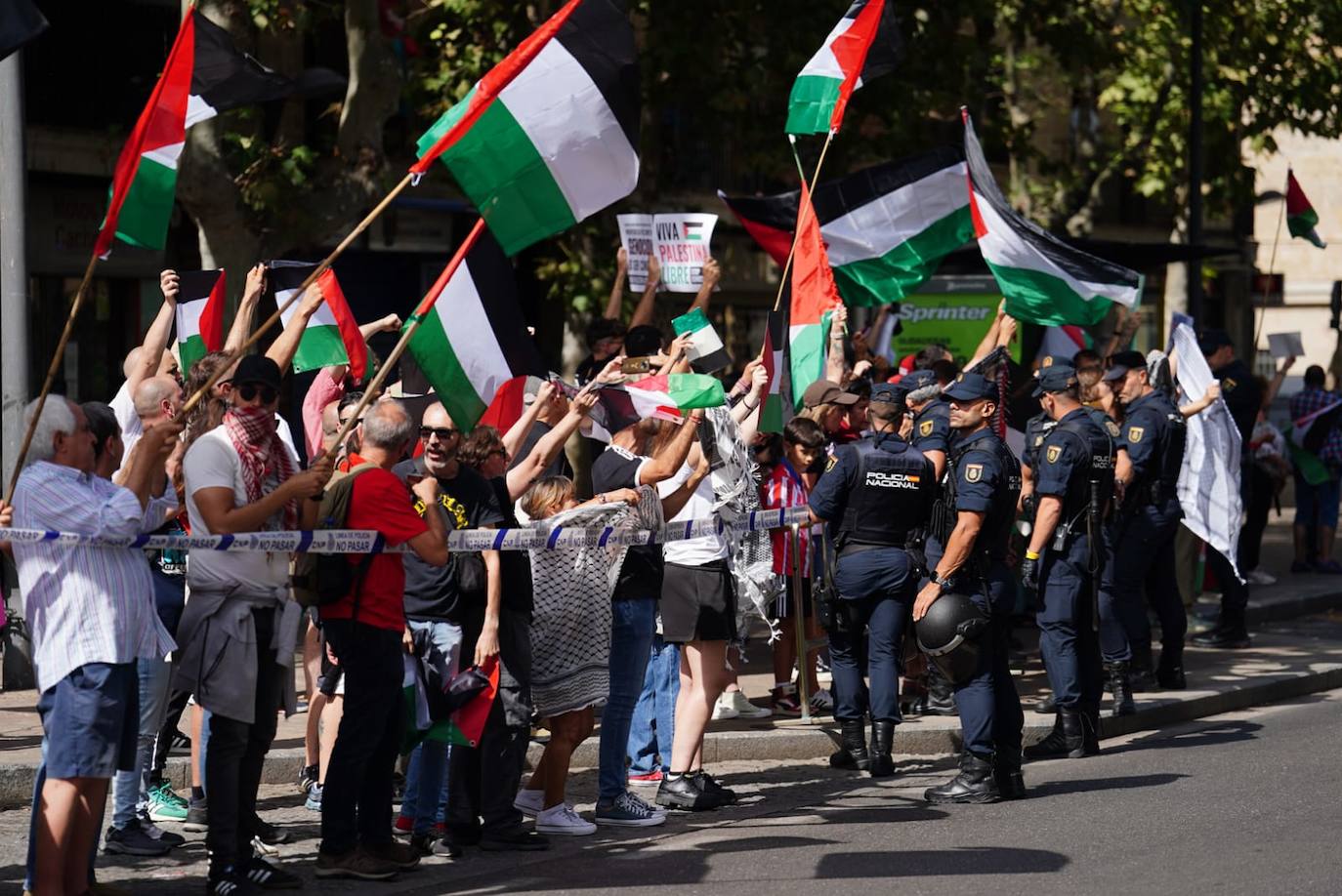 Mucha seguridad, protestas, y afición por el ciclismo: todas las imágenes de La Vuelta en Salamanca