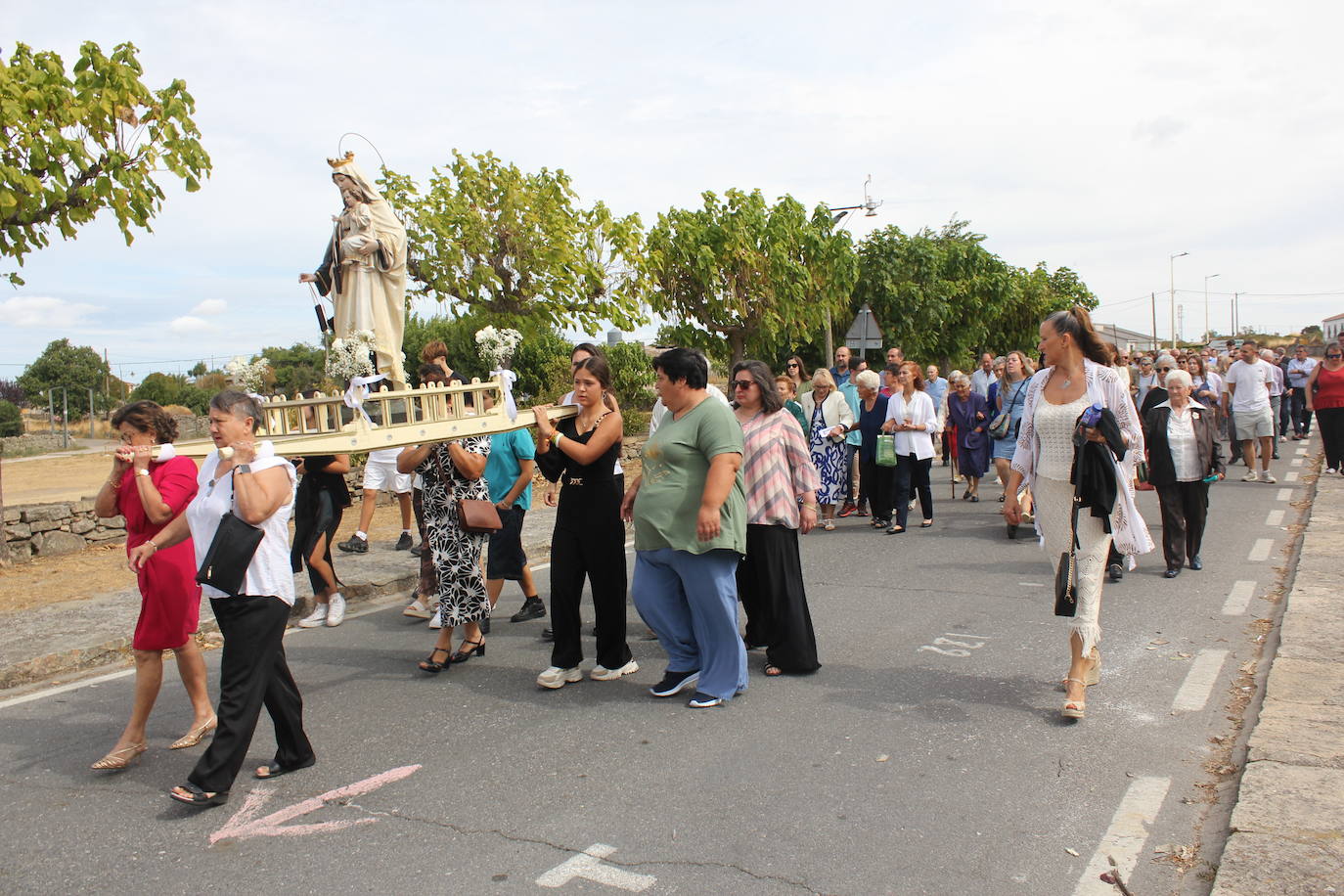 Trabanca se entrega a la Virgen del Carmen en el primer día de fiestas