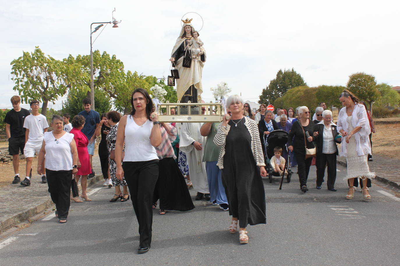 Trabanca se entrega a la Virgen del Carmen en el primer día de fiestas