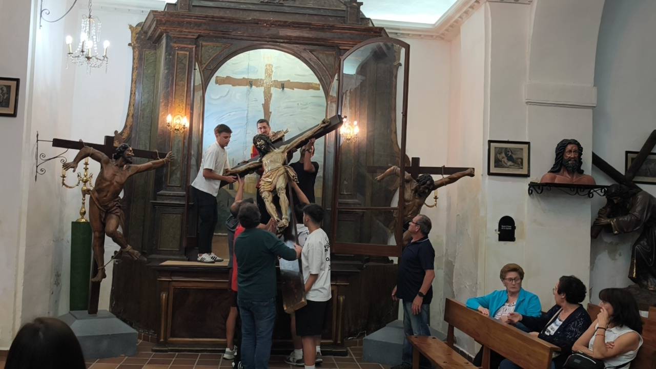 Emocionante bajada del Cristo de la Agonía en Peñaranda