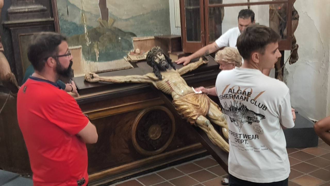 Emocionante bajada del Cristo de la Agonía en Peñaranda