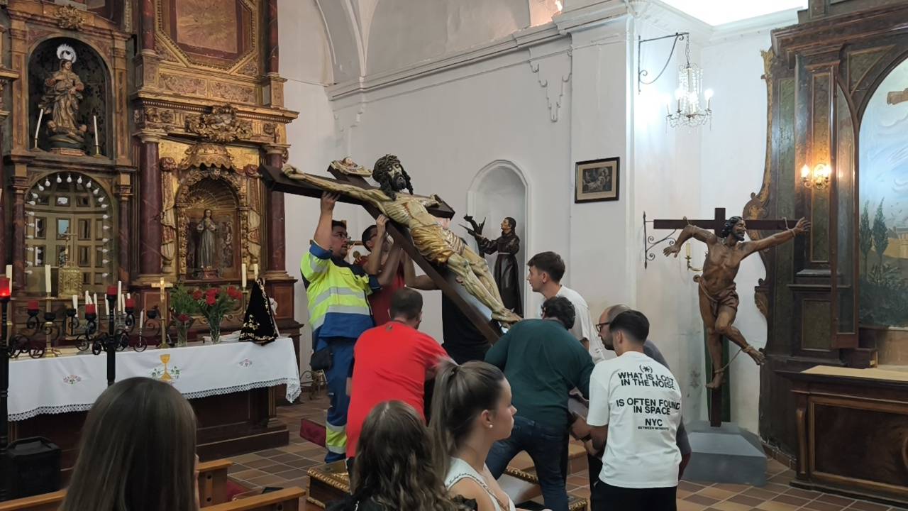 Emocionante bajada del Cristo de la Agonía en Peñaranda