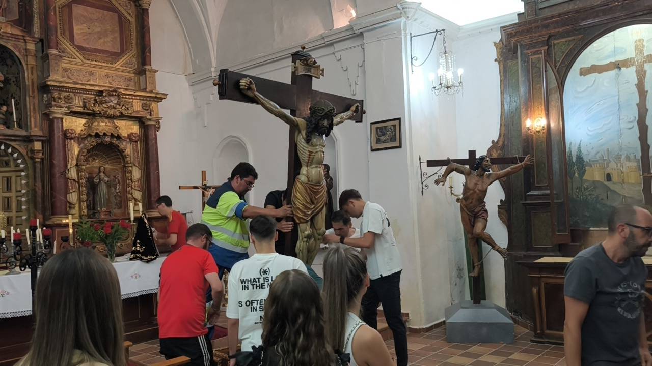 Emocionante bajada del Cristo de la Agonía en Peñaranda