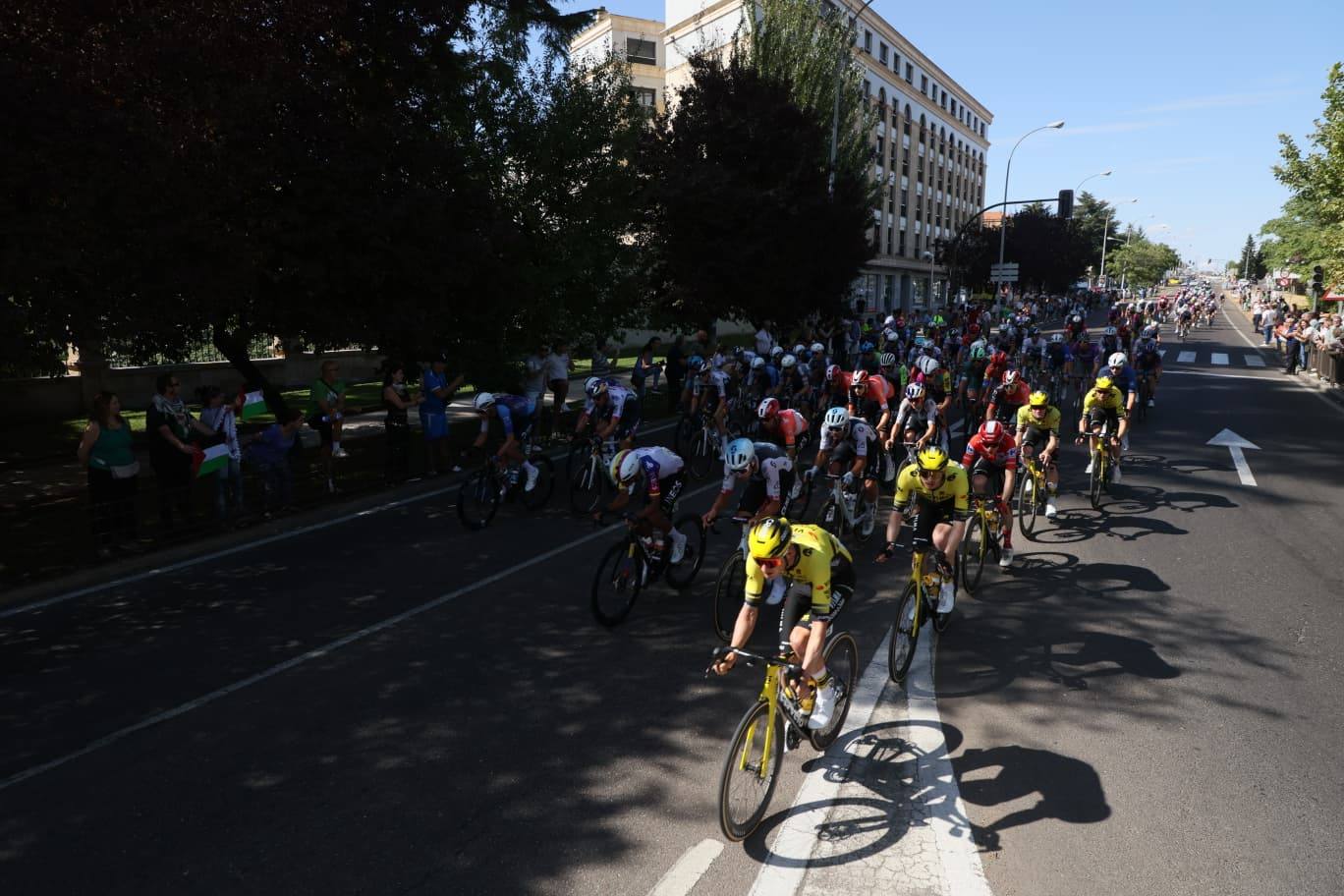 Mucha seguridad, protestas, y afición por el ciclismo: todas las imágenes de La Vuelta en Salamanca