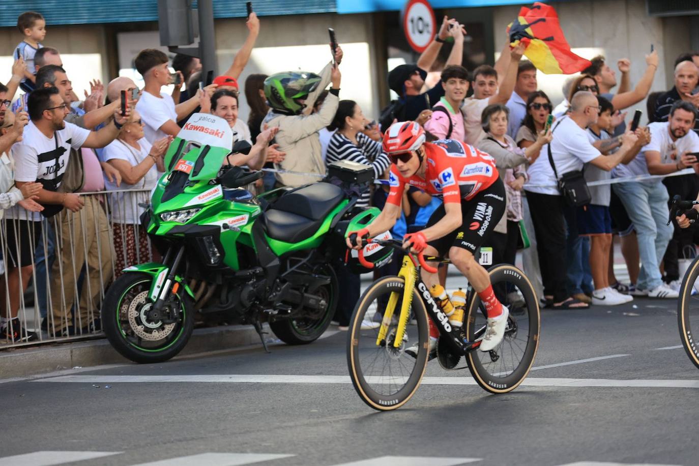 Mucha seguridad, protestas, y afición por el ciclismo: todas las imágenes de La Vuelta en Salamanca
