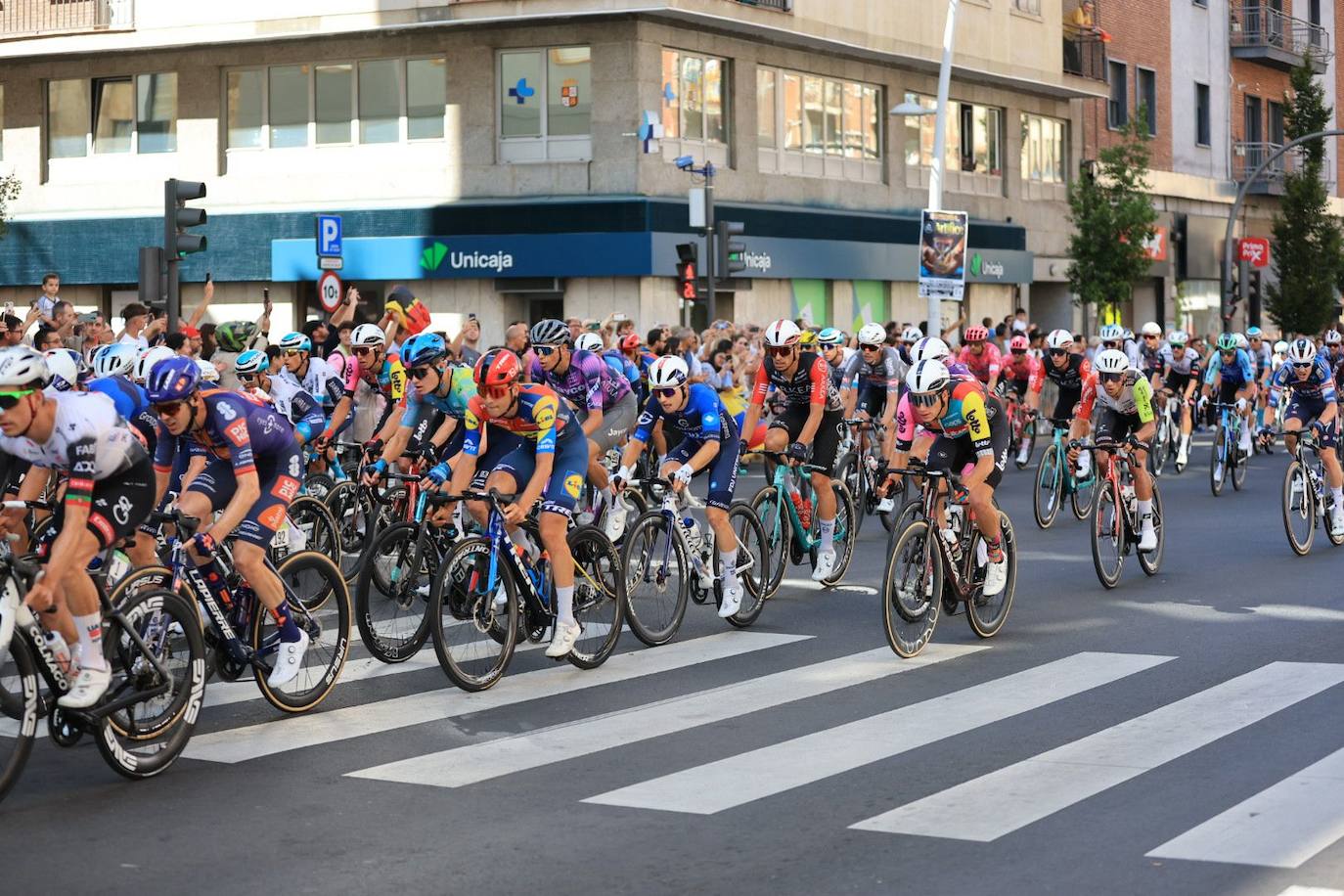Mucha seguridad, protestas, y afición por el ciclismo: todas las imágenes de La Vuelta en Salamanca