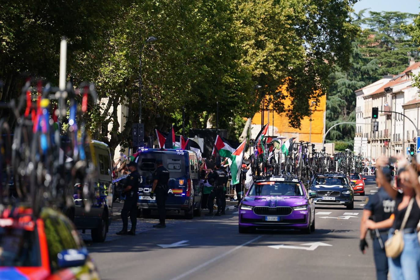 Mucha seguridad, protestas, y afición por el ciclismo: todas las imágenes de La Vuelta en Salamanca