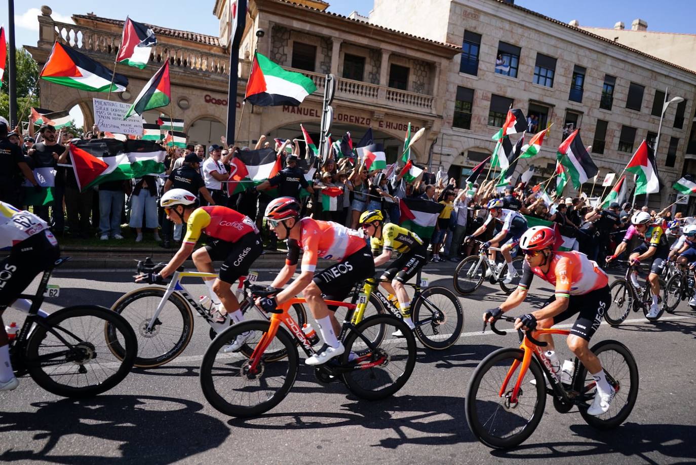 Mucha seguridad, protestas, y afición por el ciclismo: todas las imágenes de La Vuelta en Salamanca