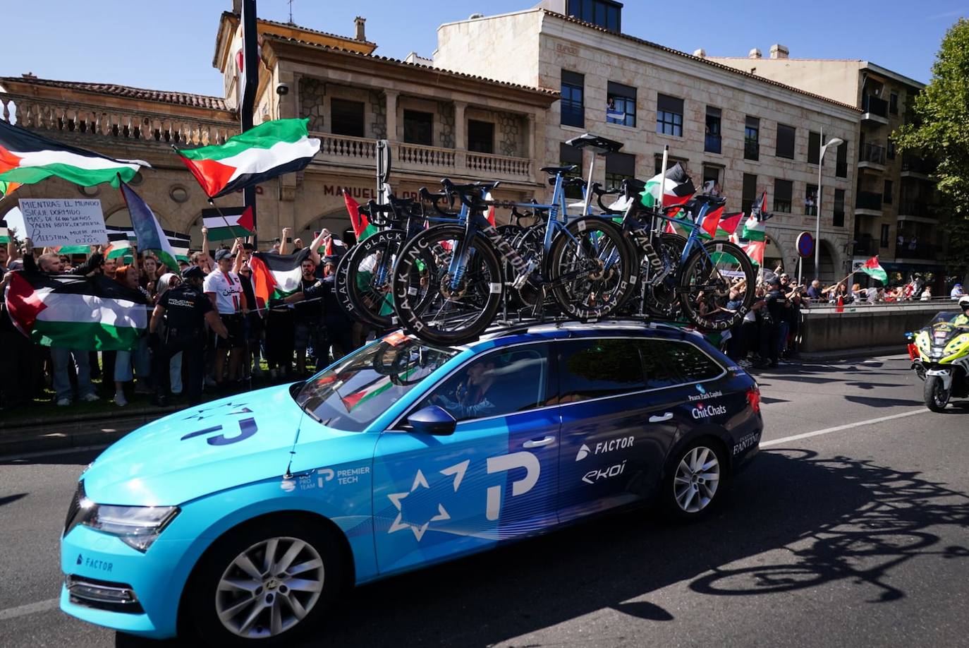 Mucha seguridad, protestas, y afición por el ciclismo: todas las imágenes de La Vuelta en Salamanca