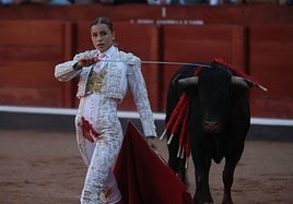 Olga Casado tras una tanda con la muleta a Caporal, el tercero de la tarde.