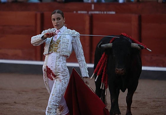 Olga Casado tras una tanda con la muleta a Caporal, el tercero de la tarde.