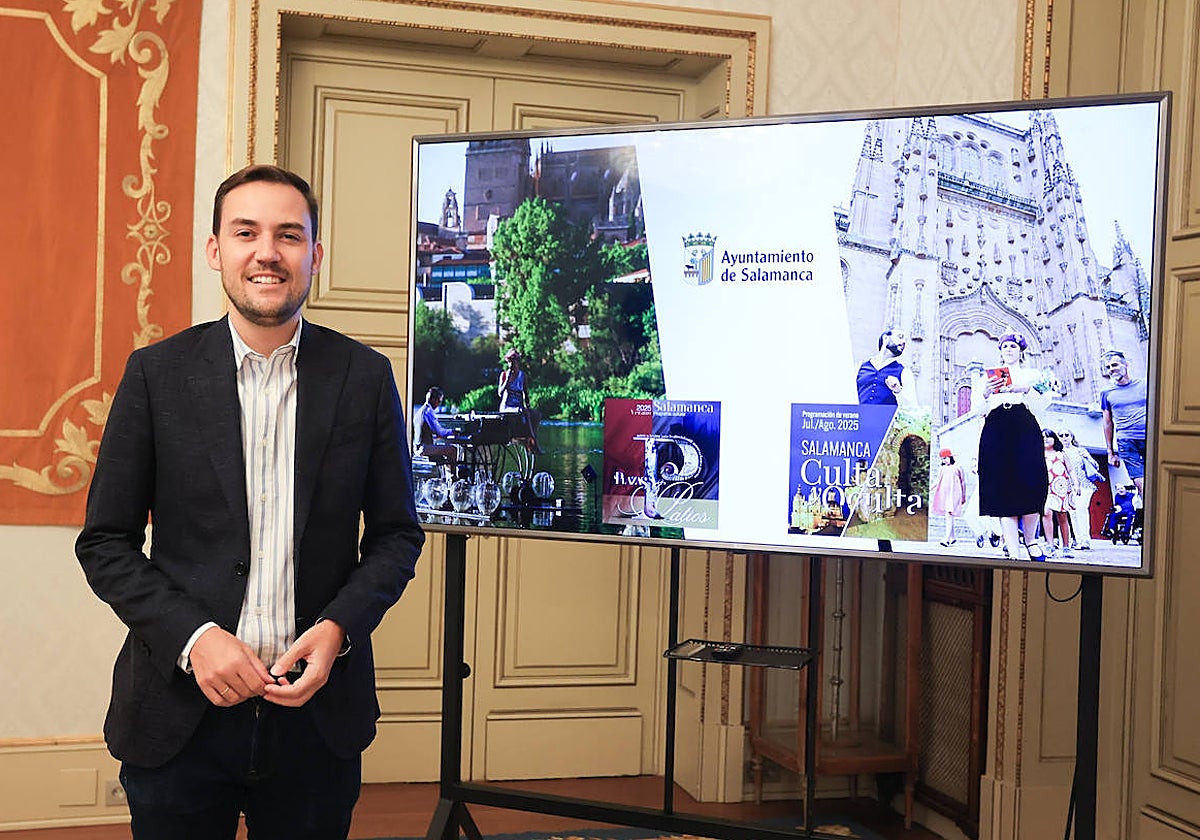 El concejal de Cultura y Turismo, Ángel Fernández, en la presentación del balance.