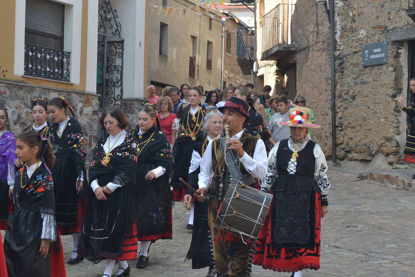 Monsagro cumple con la tradicional subida del Cristo