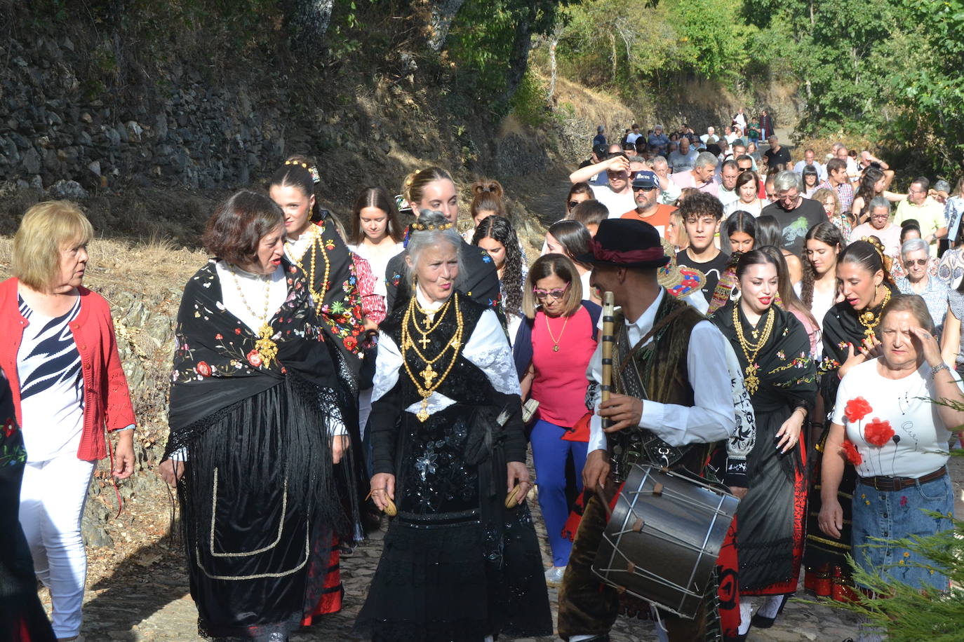 Monsagro cumple con la tradicional subida del Cristo