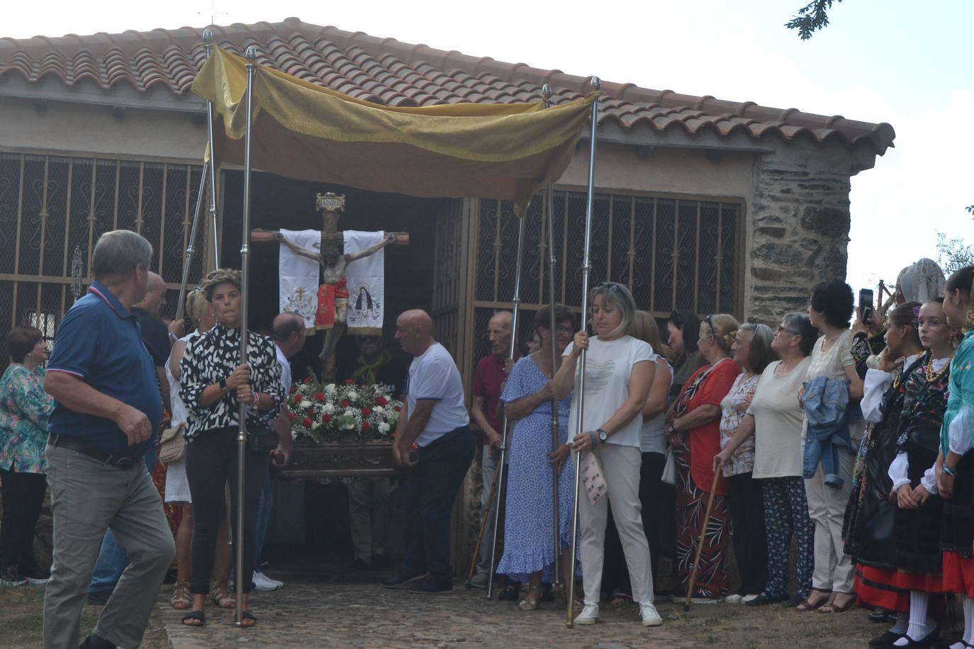 Monsagro cumple con la tradicional subida del Cristo