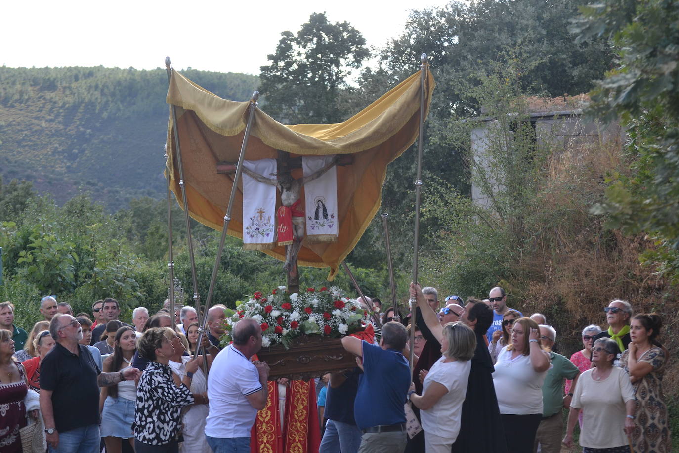 Monsagro cumple con la tradicional subida del Cristo