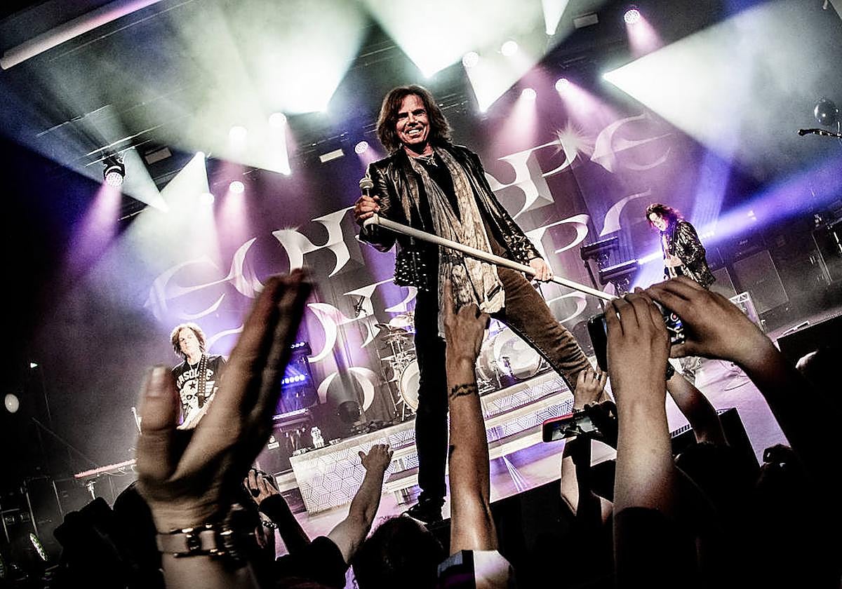 Joey Tempest, vocalista de Europe, junto a su banda en un concierto.