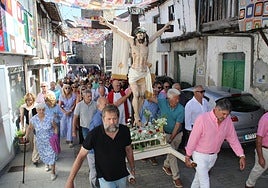 Paso del Cristo por la calle Larga en su recorrido hasta la iglesia