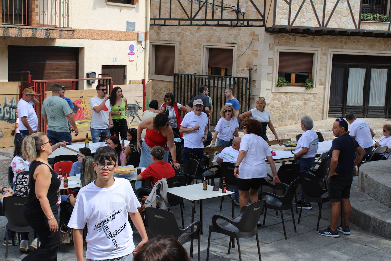 San Esteban de la Sierra saborea el limón y su día de peñas