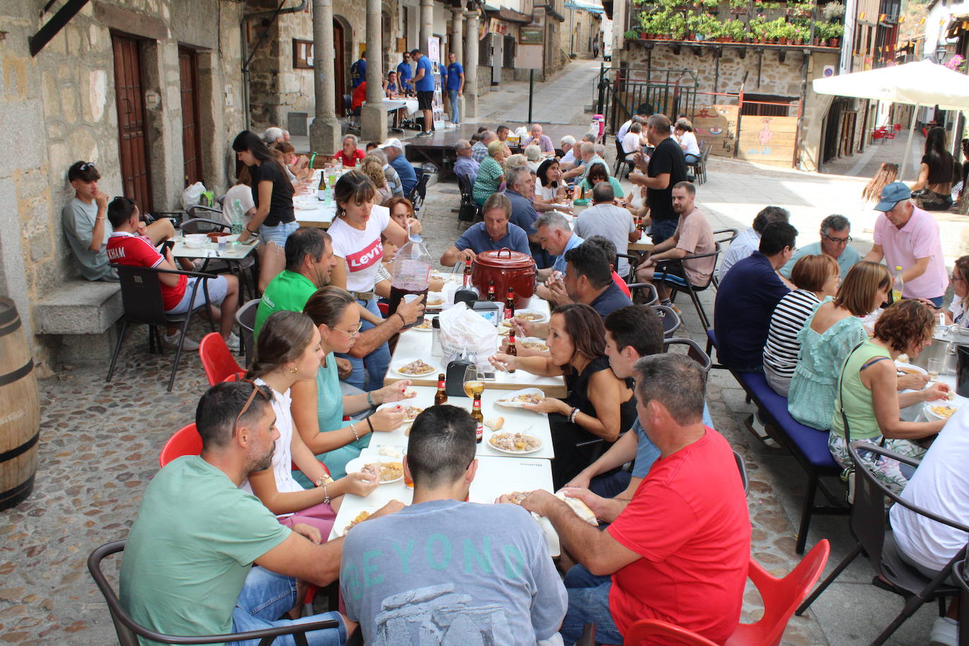 San Esteban de la Sierra saborea el limón y su día de peñas